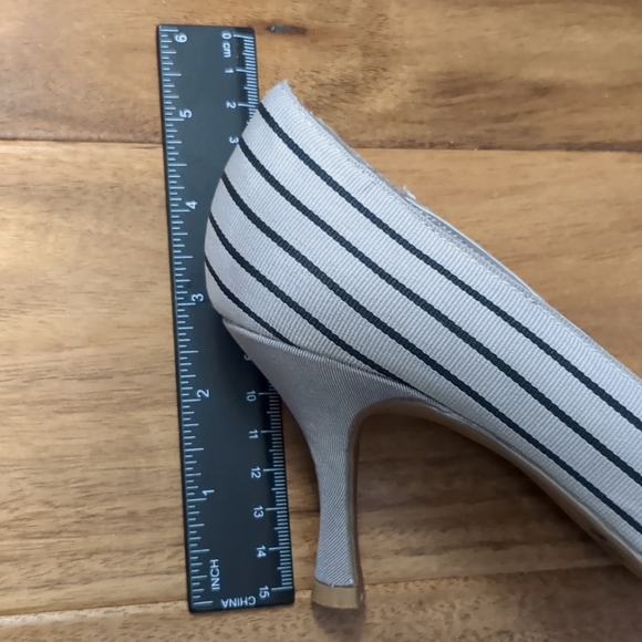 New, never worn. Naturalizer heels size 6M - Picture 5 of 5